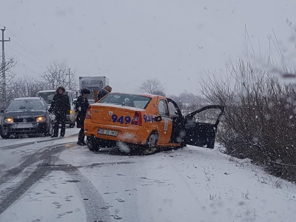 FOTO Accident cu doi răniți la ieșire din Cristian spre Orlat foto accident cu doi răniți la ieșire din cristian spre orlat