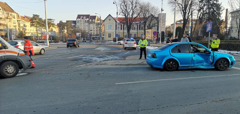 foto - ambulanță tamponată de un șofer neatent pe constituției