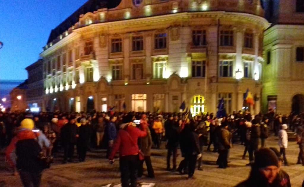 video foto - protest de amploare la sibiu - peste 4.000 de oameni strigă: ''sibiu! trezește-te!''