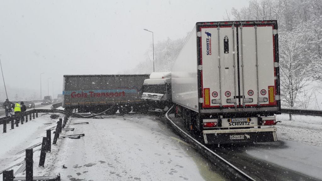 atenţie pe autostradă! circulaţia este restricţionată pe sensul sebeş - sibiu