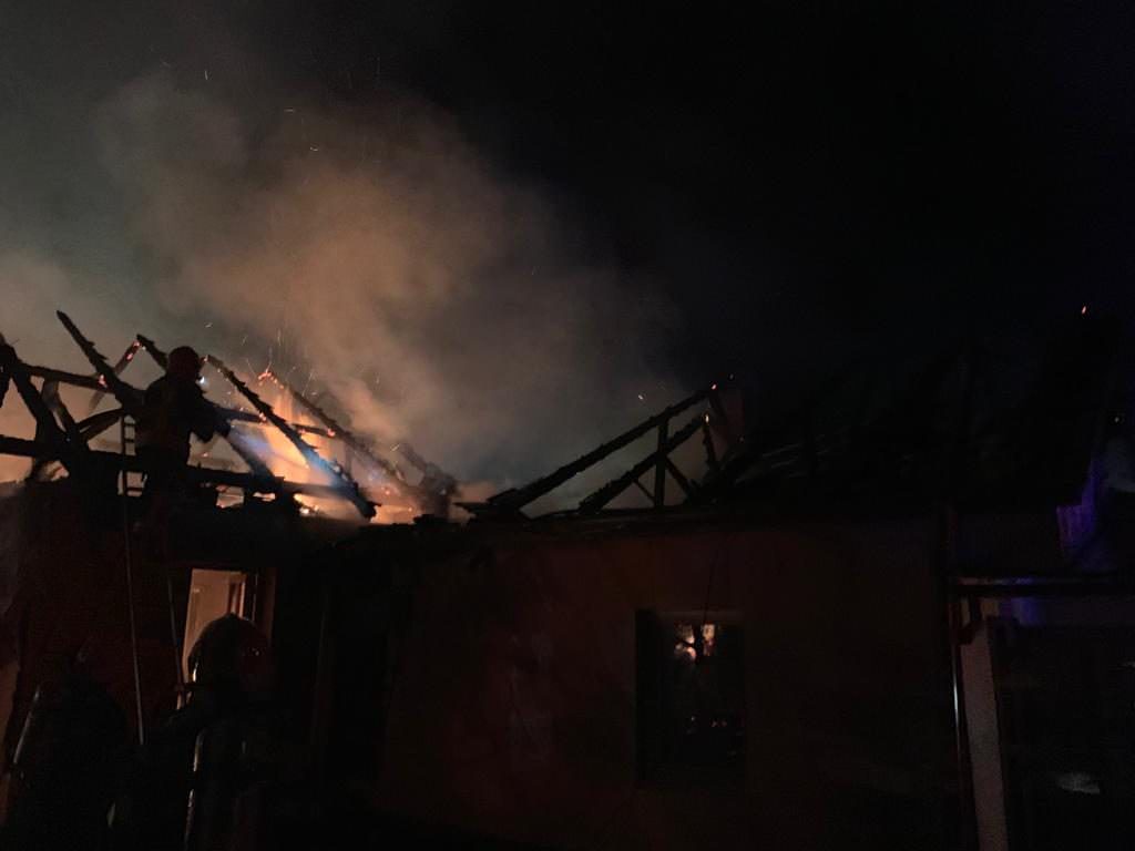 foto locuință mistuită de flăcări la săliște – două ore s-au luptat pompierii să stingă incendiul