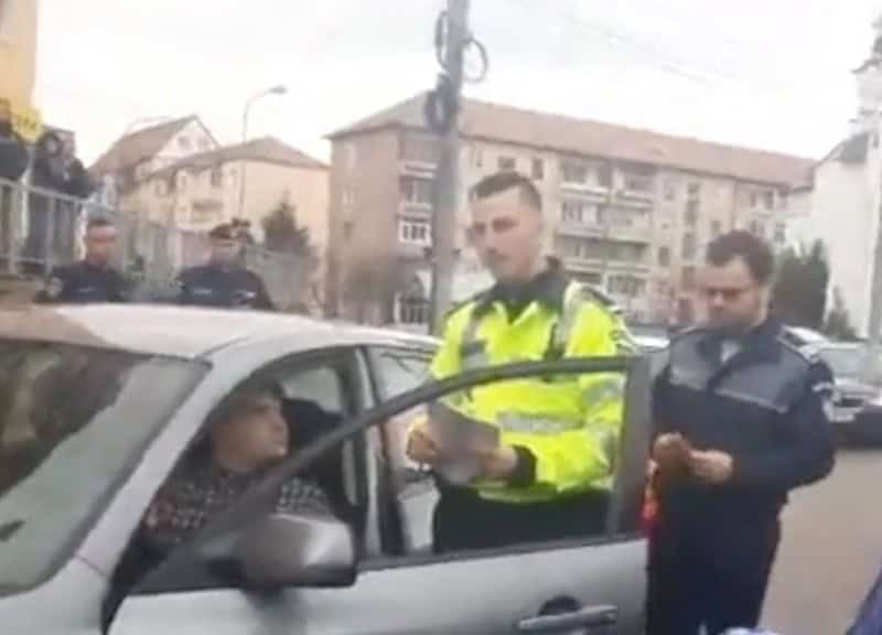 video șoferi duși la secție pentru că au participat la protestul #sîeu din sibiu - toate mașinile, filmate de poliție