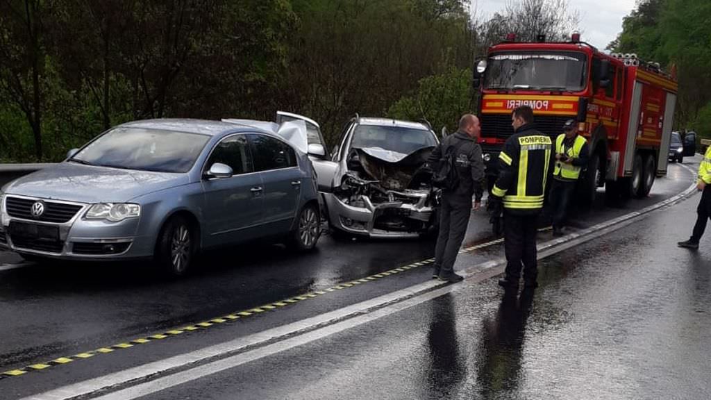 foto două mașini s-au ciocnit la hula bradului - traficul este blocat total