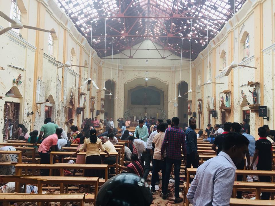 șapte suspecți arestați după sângeroasele explozii din sri lanka - cea mai afectată biserică a publicat fotografiile pe facebook