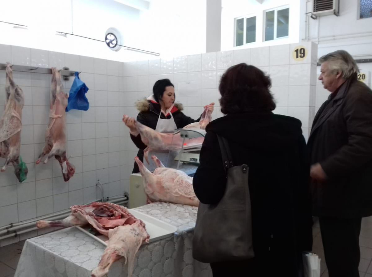 Au apărut mieii în Piața Cibin - "Unii spun că nu dau jumătate de pensie pentru o ciorbă și o friptură de Paște" au apărut mieii în piața cibin - "unii spun că nu dau jumătate de pensie pentru o ciorbă și o friptură de paște"