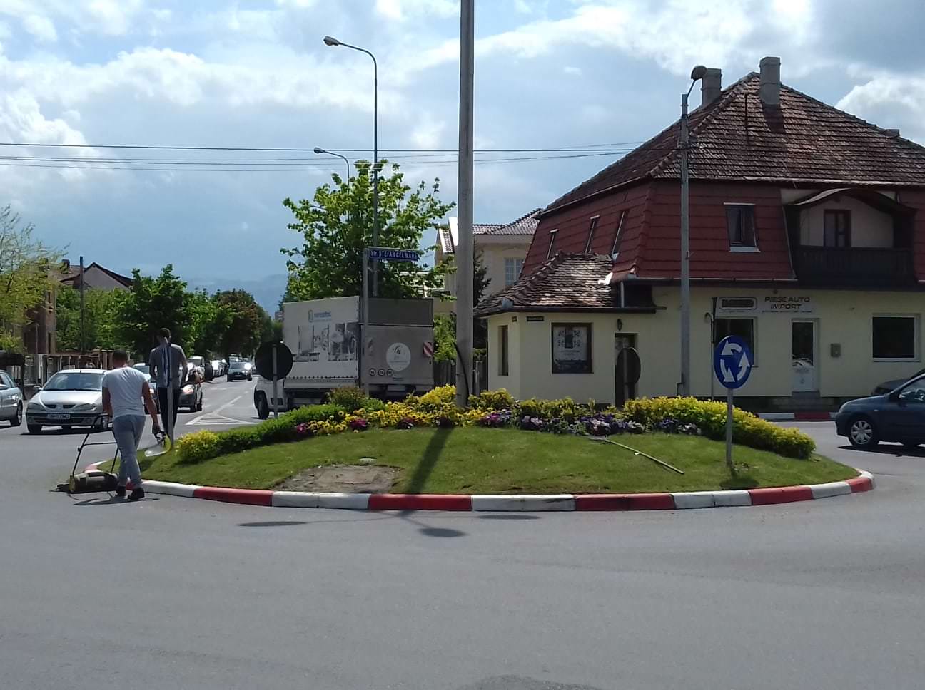 video - gazon nou și flori plantate în sensurile giratorii înainte de summit - inclusiv pe strada unde locuiește președintele iohannis