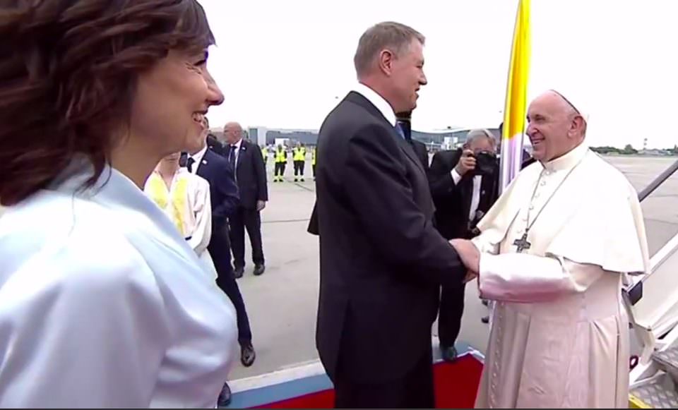 live video papa francisc a ajuns în românia – sanctitatea sa aclamat de mii de oameni