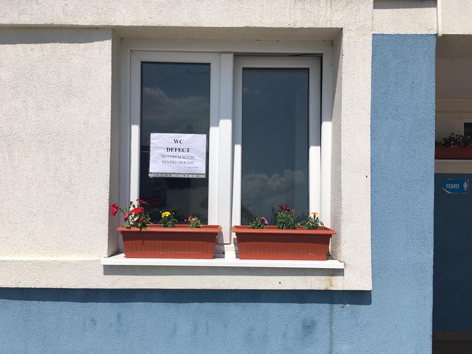 ca în junglă – absorbante, pamperși și haine găsite în wc-urile de pe autostrada a1 sibiu - sebeș