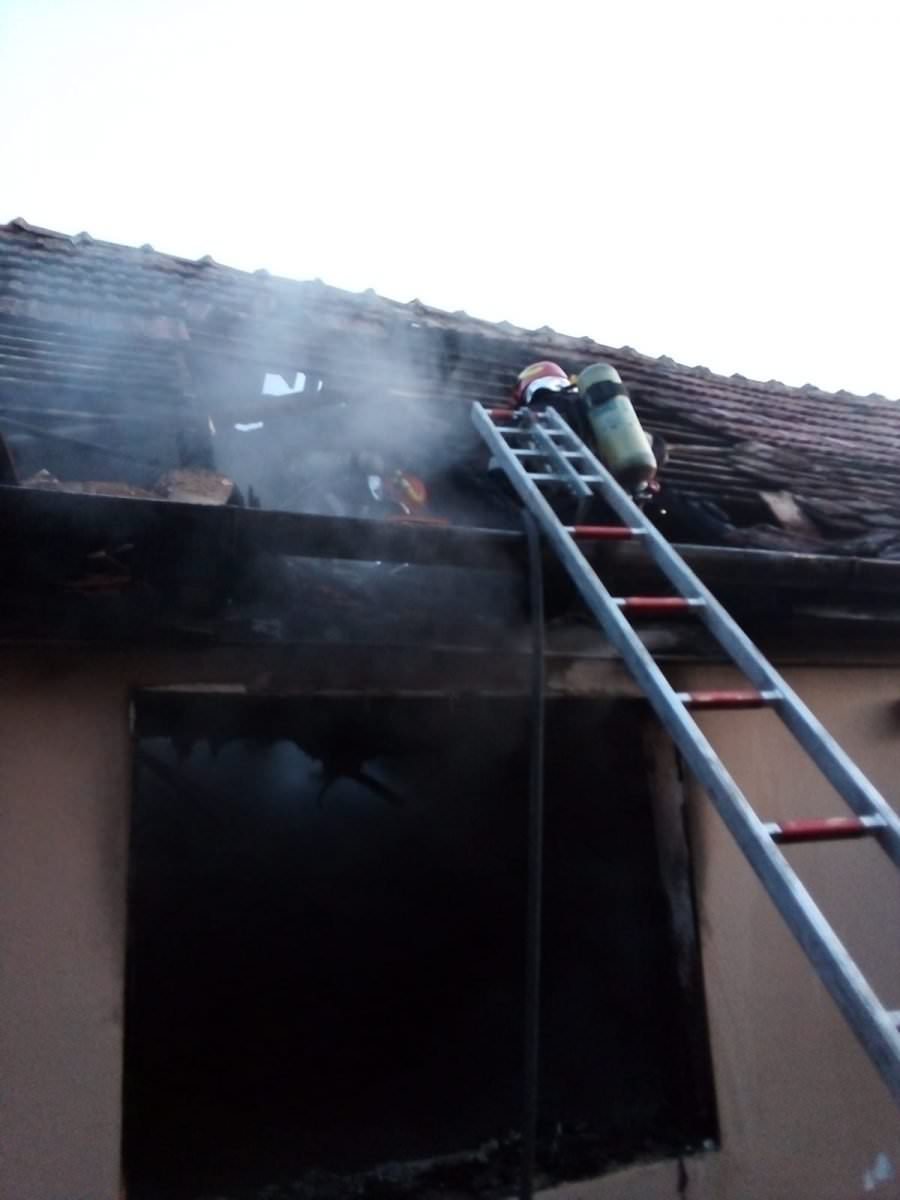 foto casă arsă aproape în totalitate la agnita