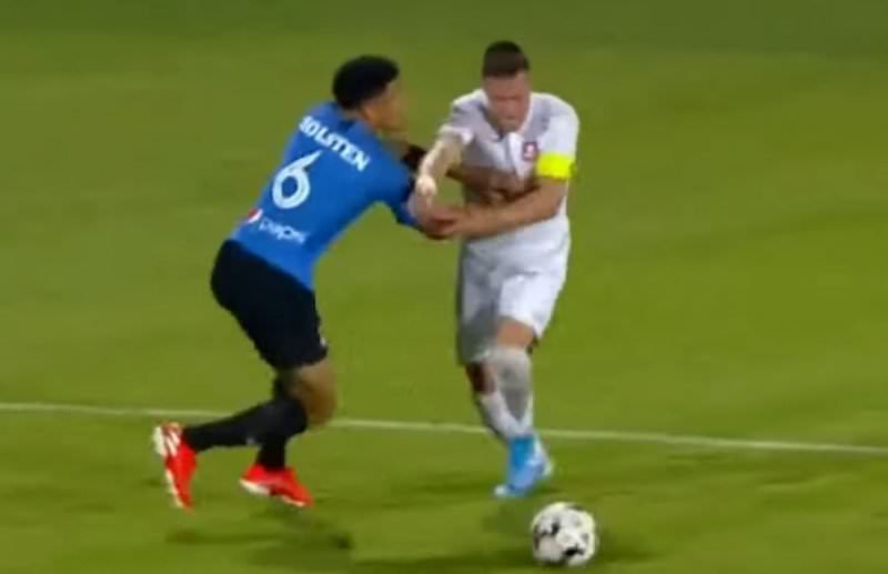 video - fc hermannstadt pierde spectaculos cu viitorul - sibiul, furat din nou de arbitrii