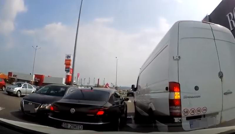 video nesimțire în trafic - șmecher de sibiu, pe contrasens în parcare. a făcut și scandal