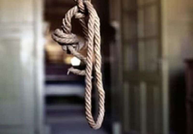sibian găsit mort într-un apartament. s-a spânzurat de clanța ușii