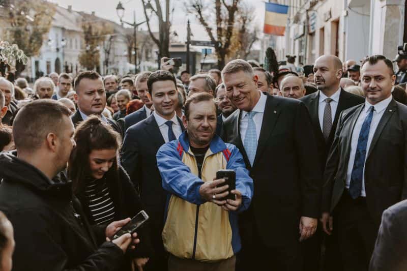 klaus iohannis, în dialog cu cetățenii: nimeni nu a reușit să-i îngenuncheze pe români și psd în veci pururi nu va reuși