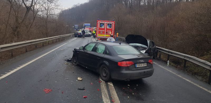 foto accident grav pe hula bradului - patru persoane rănite pe dn1