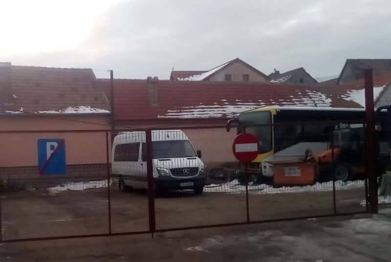 Primarul din Rășinari, acuzat că discriminează copiii din Prislop care vin pe jos la școală – „Am făcut solicitări pentru un microbuz mai mare” primarul din rășinari, acuzat că discriminează copiii din prislop care vin pe jos la școală – „am făcut solicitări pentru un microbuz mai mare”