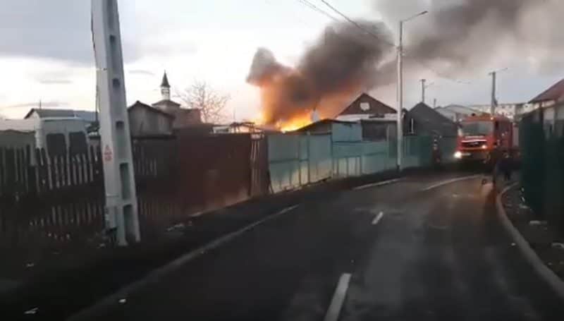 video foto incendiu în cartierul țiglari - arde o anexă gospodărească