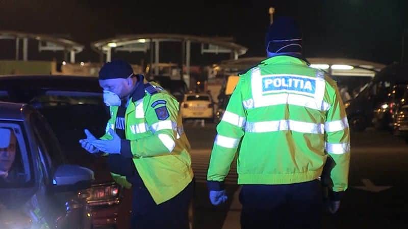 VIDEO - Mii de români blocați la granița dintre Austria și Ungaria au intrat pe timpul nopții în România video - mii de români blocați la granița dintre austria și ungaria au intrat pe timpul nopții în românia