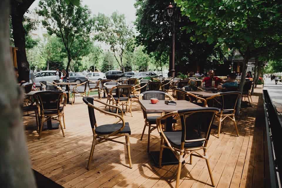 joi se decid zonele în care terasele se vor închide la ora 23.00