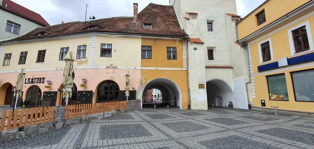 atenție, cad țigle - trecerea pe sub turnul sfatului, blocată parțial