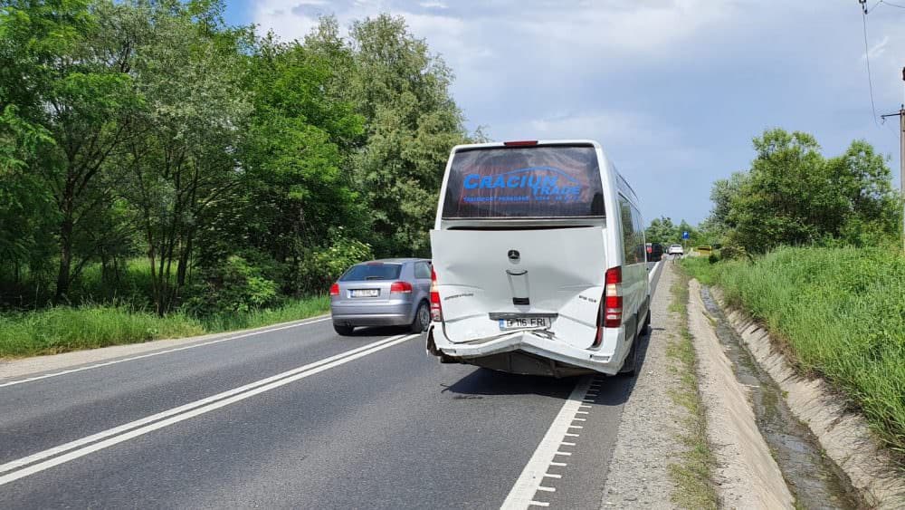 video foto: accident la hula bradului - microbuz plin cu oameni lovit de o mașină