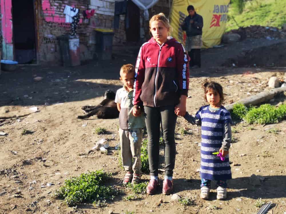 podcast - un preot schimbă viețile oamenilor din gușterița - transformă o șură abandonată într-un centru educațional - galerie foto