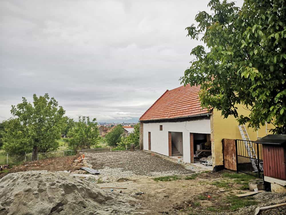 podcast - un preot schimbă viețile oamenilor din gușterița - transformă o șură abandonată într-un centru educațional - galerie foto
