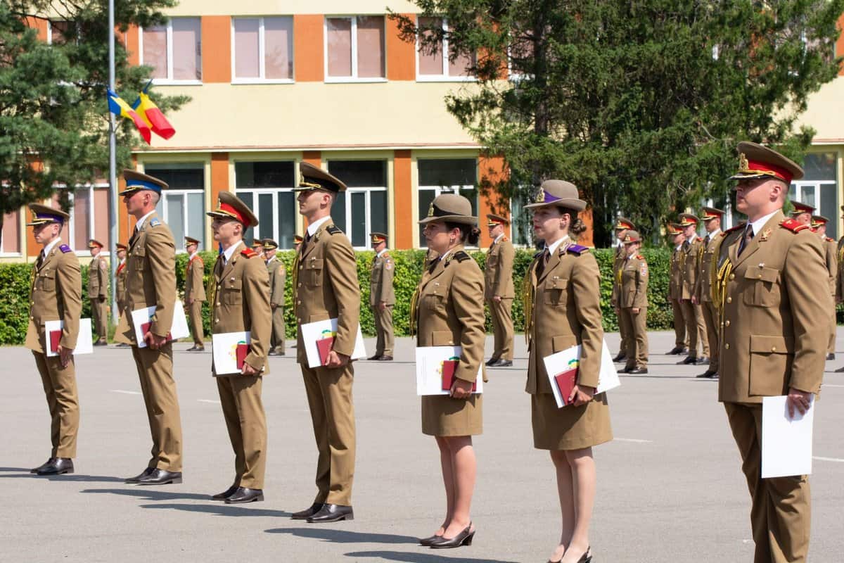 FOTO - Ceremonie emoționantă pentru studenții Academiei Forțelor Terestre - Au fost lacrimi de fericire în ochii multor studenți foto - ceremonie emoționantă pentru studenții academiei forțelor terestre - au fost lacrimi de fericire în ochii multor studenți