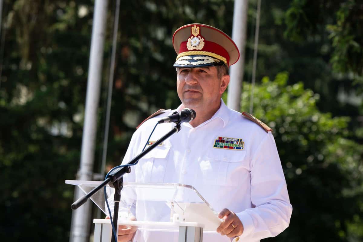 FOTO - Ceremonie emoționantă pentru studenții Academiei Forțelor Terestre - Au fost lacrimi de fericire în ochii multor studenți foto - ceremonie emoționantă pentru studenții academiei forțelor terestre - au fost lacrimi de fericire în ochii multor studenți