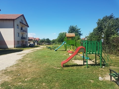 foto loc de joacă "pericol public" la tălmaciu – doi copii au ajuns la spital cu mâinile rupte