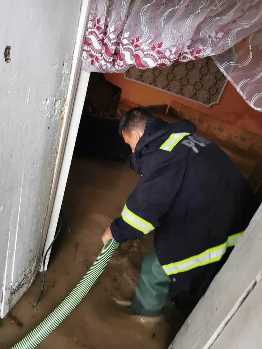 foto: gospodării inundate după ploaia de marți - când expiră codul portocaliu