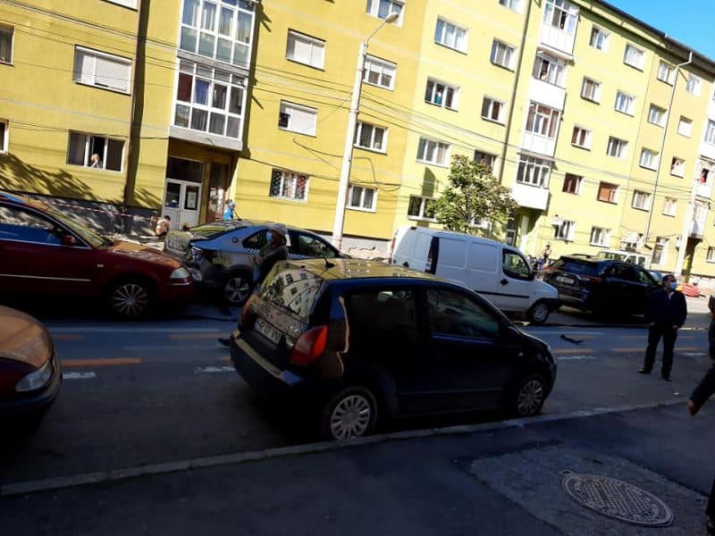 UPDATE FOTO Carambol pe Semaforului. Cel puțin patru mașini implicate update foto carambol pe semaforului. cel puțin patru mașini implicate