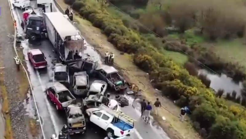 video - accident în lanț de proporții uriașe - zeci de mașini s-au făcut praf