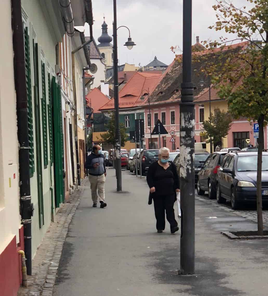 foto - cum (nu) poartă sibienii masca, deși este obligatoriu - oamenii cred că ”e o prostie”