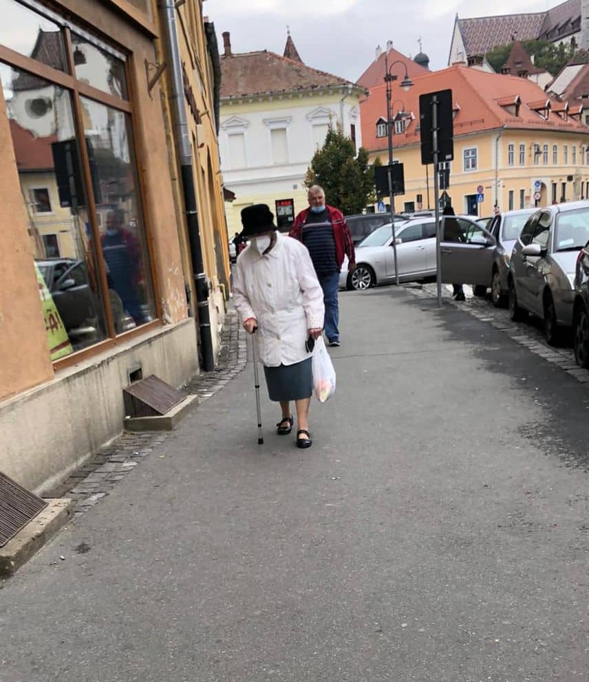 foto - cum (nu) poartă sibienii masca, deși este obligatoriu - oamenii cred că ”e o prostie”