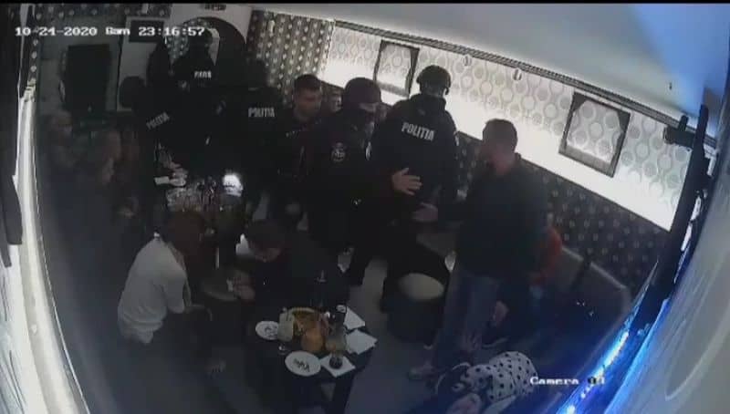 video: petrecerea din centrul sibiului spartă de „mascați” - imagini de la descindere