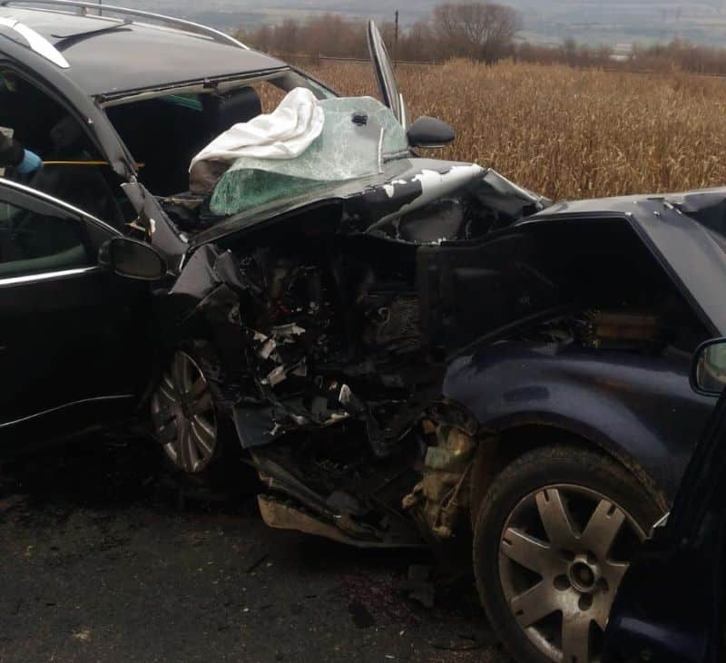 update foto - accident grav la ieșirea din avrig - doi morți și trei răniți pe dn1 între sibiu și brașov