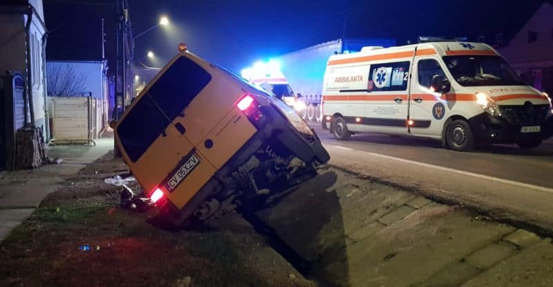 microbuz intrat într-un stâlp din bradu - trei persoane rănite, duse la spital