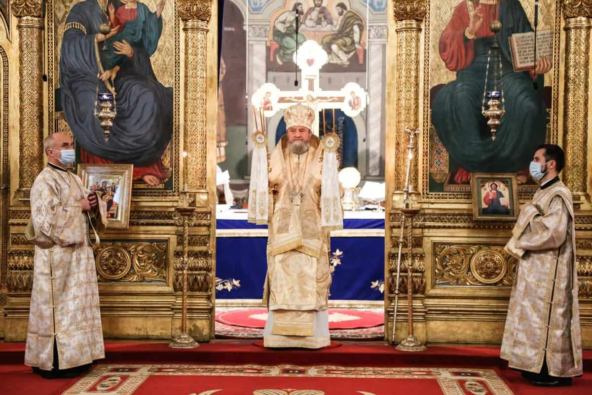 update foto: credincioși cu mască în catedrală la sibiu - preoții în frunte cu mitropolitul nu au avut