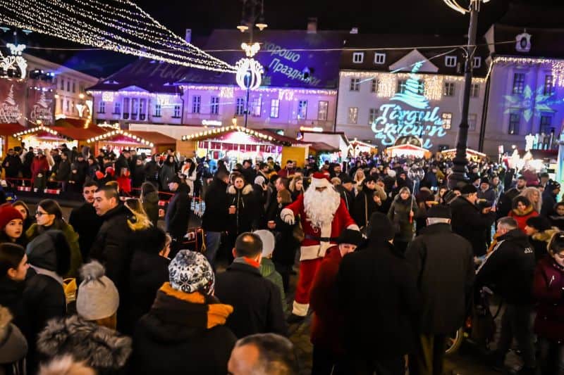 VIDEO FOTO - Atmosfera de sărbători - Sibiu 2019 versus 2020 - Anul trecut plin de viață, acum pustiu și trist video foto - atmosfera de sărbători - sibiu 2019 versus 2020 - anul trecut plin de viață, acum pustiu și trist