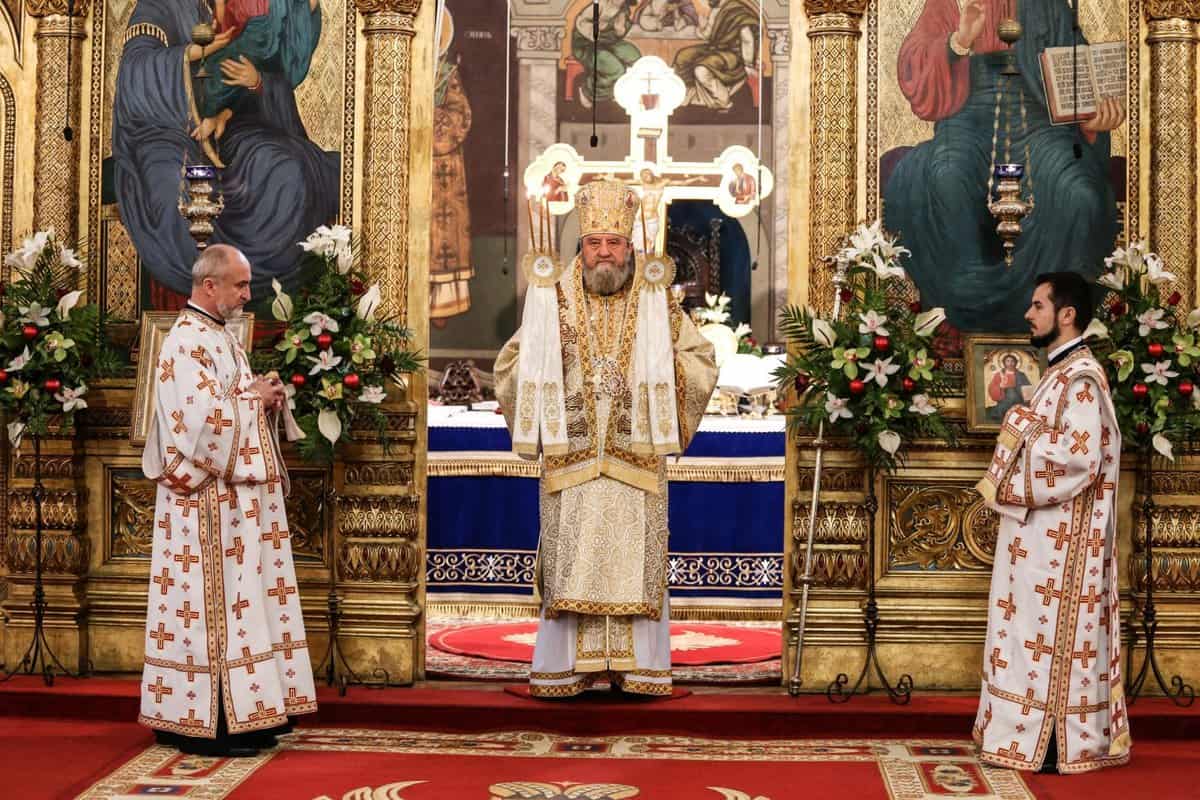 foto: preoți fără mască la slujbele din catedrala mitropolitană – unii o poartă, alții nu