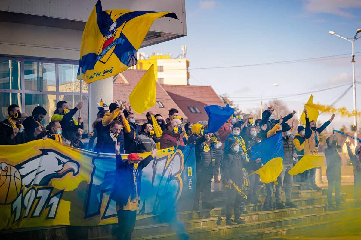 video - csu sibiu așteptată de zeci de fani la întoarcerea din turcia - a fost show în fața sălii transilvania