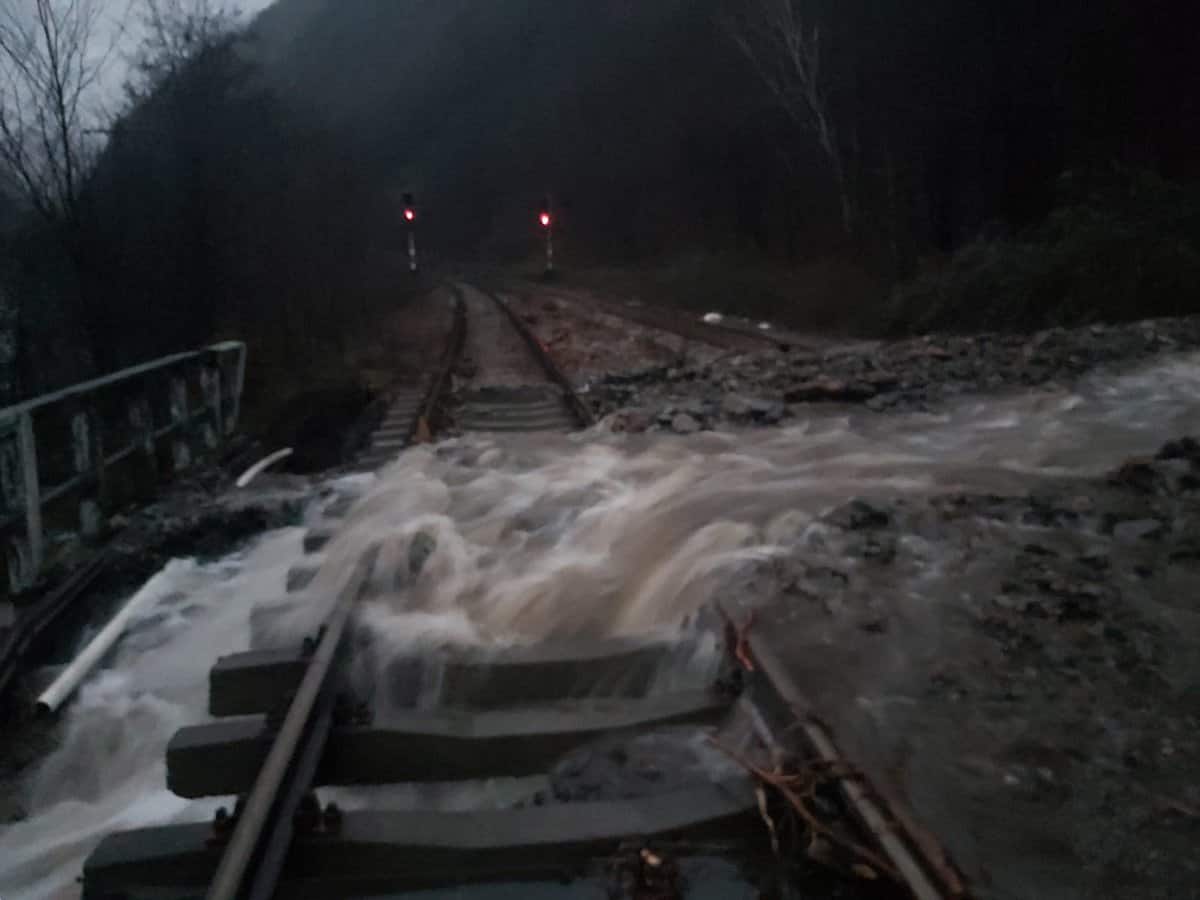 foto - tren deraiat pe valea oltului - locomotiva și un vagon au sărit de pe șine