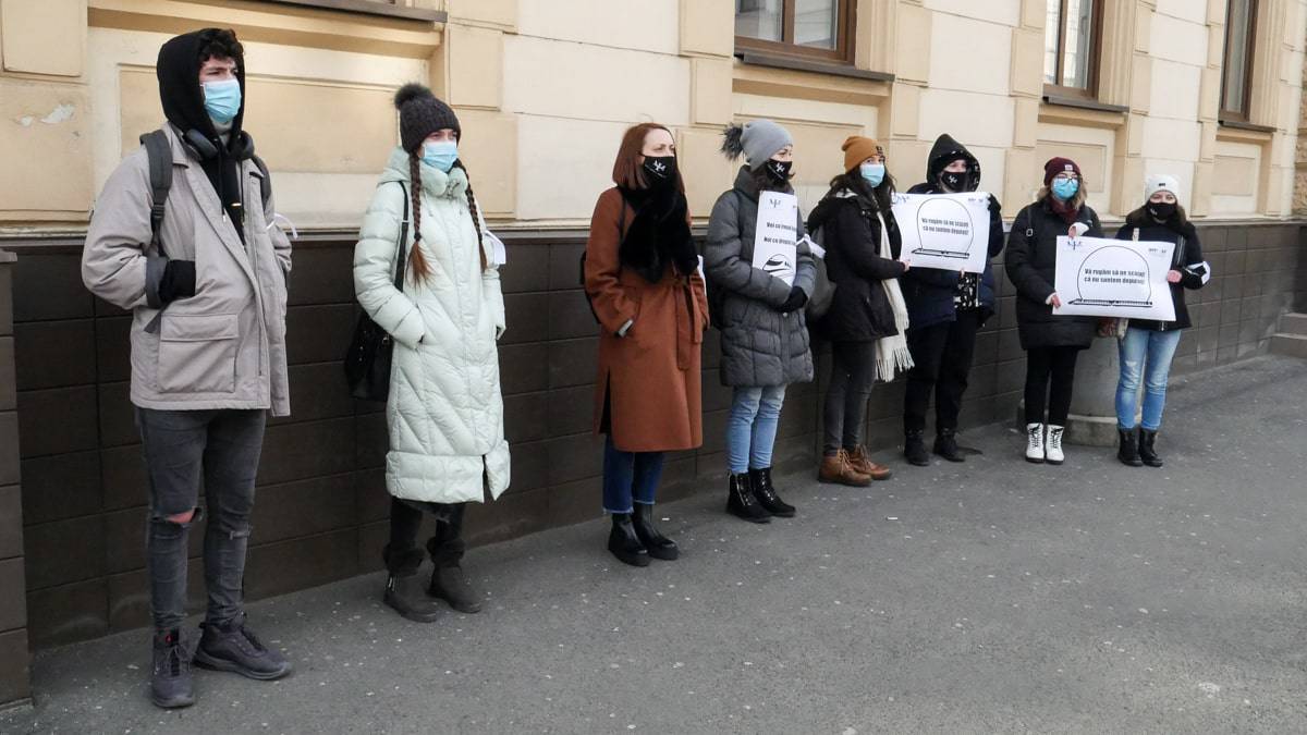 video - protest în fața prefecturii sibiu - studenții cer menținerea gratuității la tren