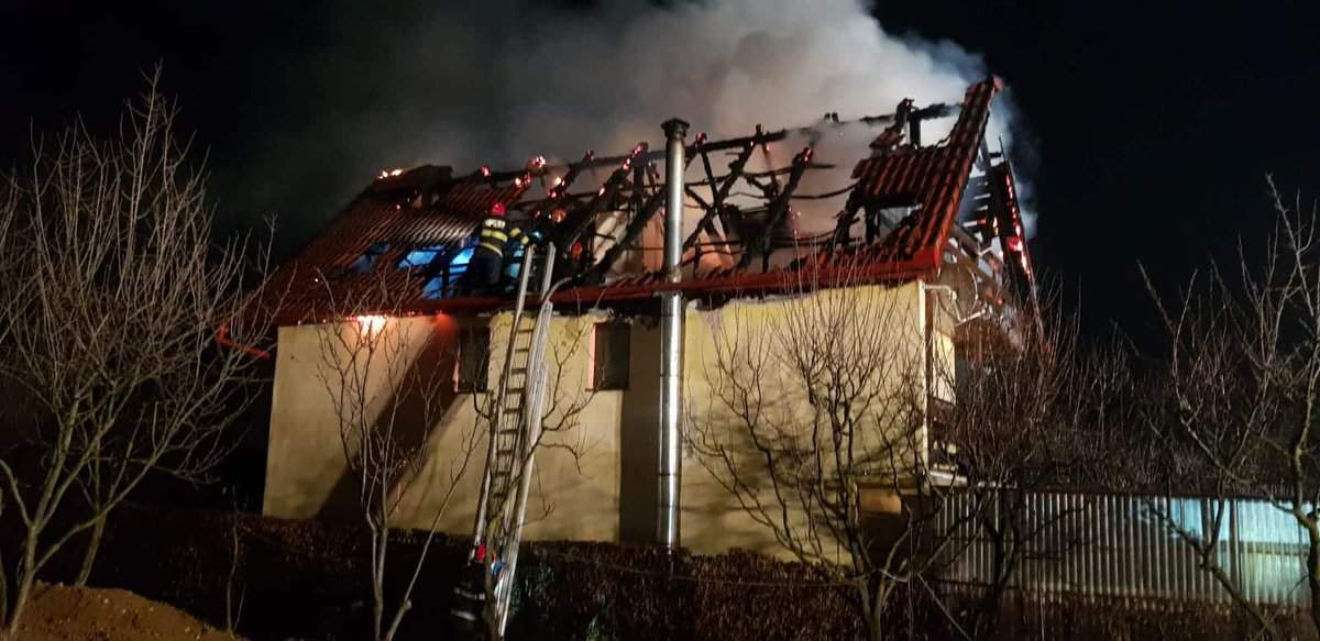 update foto: casă în flăcări în zona tropinii noi - intervin pompierii