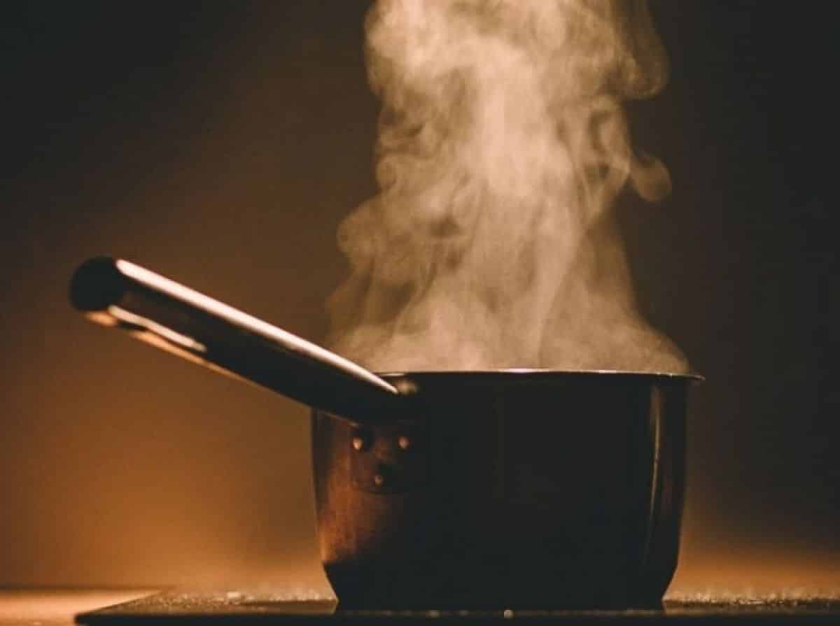 o femeie a fost aproape de a-și da foc la casă după ce a uitat o oală de mâncare pe foc