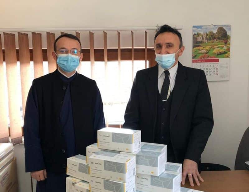 elevii din păuca au primit măști de protecție gratis de la biserică