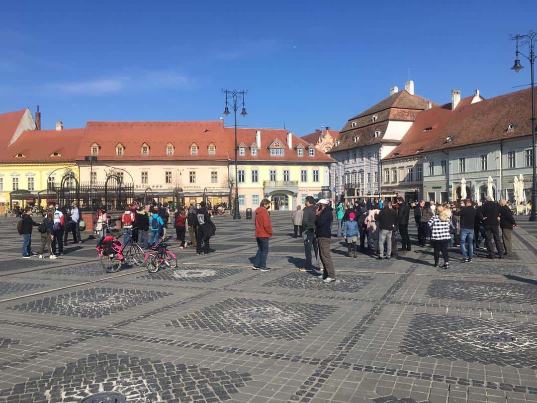 update: protest la sibiu - sibienii se adună în piața mare - au venit cu icoane în mâini