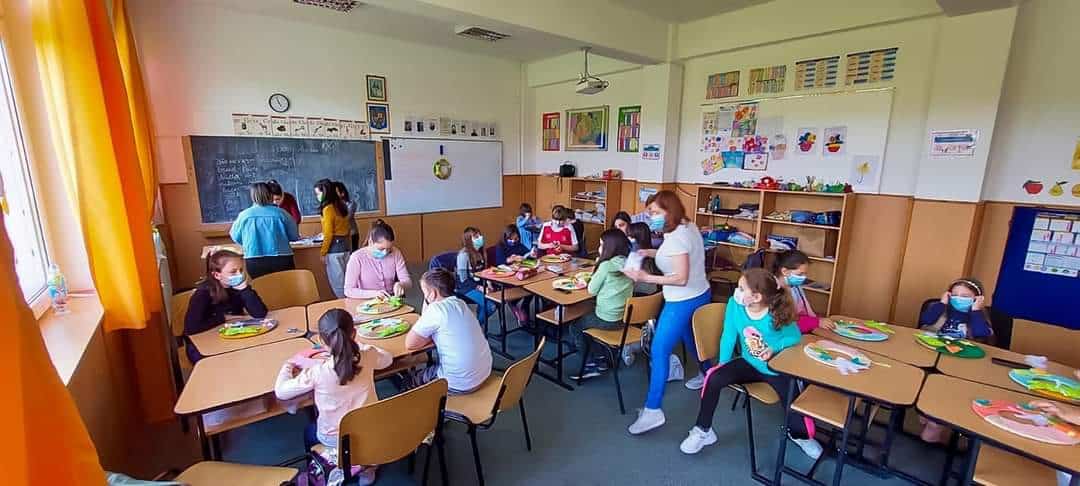bazar de paște la șura mare - icoane pictate de copii și ouă decorate manual