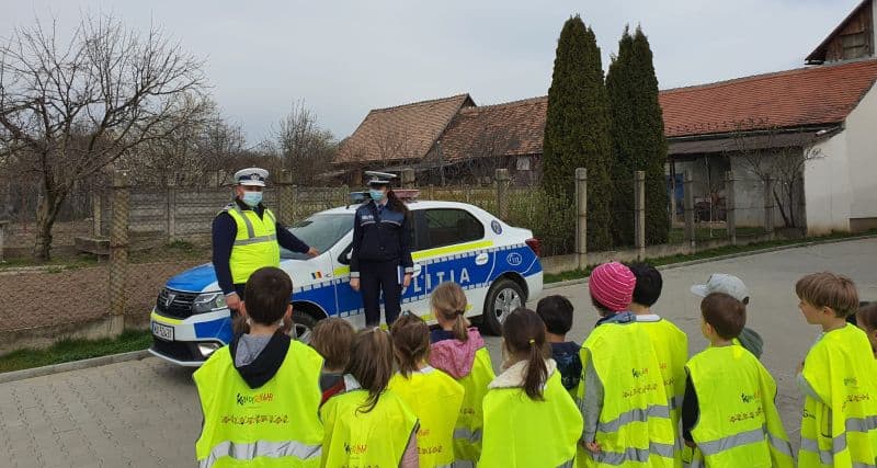 foto - întâlnire de gradul zero între polițiști și copiii de la grădiniță în șelimbăr