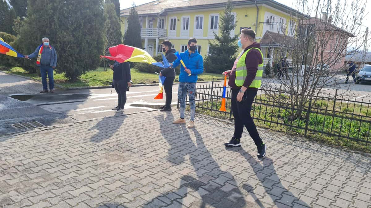 protest autorizat la copșa mică - tinerii scandează împotriva restricțiilor